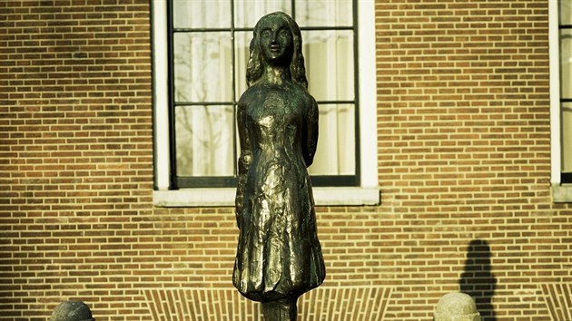 Socha Anne Frankové před domem, ve kterém se s rodinou skrývala.