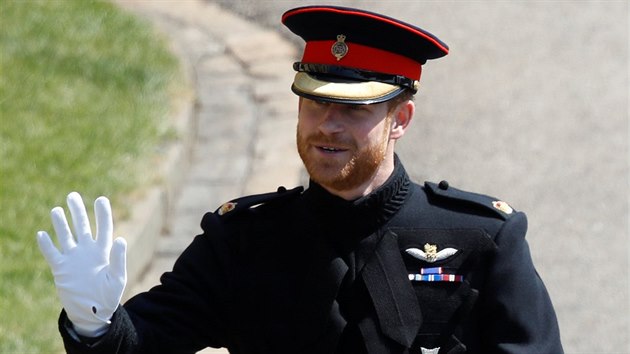 Do kaple svat&eacute;ho Jiř&iacute; zam&iacute;řil i princ Harry, kter&yacute; je oblečen&yacute; ve vojensk&eacute;...