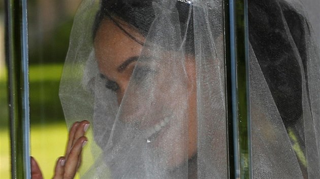Meghan Markle v b&iacute;l&yacute;ch &scaron;atech se z&aacute;vojem opustila hotel a ve voze Rolls-Royce...