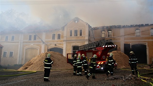 V dob pjezdu hasi hoel tm cel skladovac prostor o rozmrech zhruba 50 na 30 metr a plameny lehaly stechou ven.