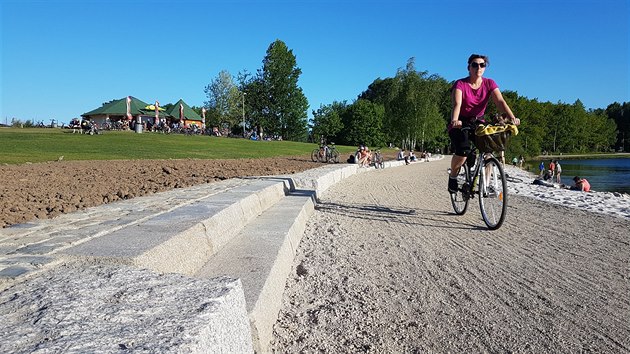 Poleen u vody na Kristn bude pro plavce pjemnj. Mohou si vybrat povrch ple podle svho gusta. Kivolakou a hrbolatou okrun cestu nahradila nov, rovn a irok.