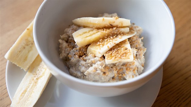 Ovesn� vlo�ky s ban�nem, medem a ln�n�m sem�nkem