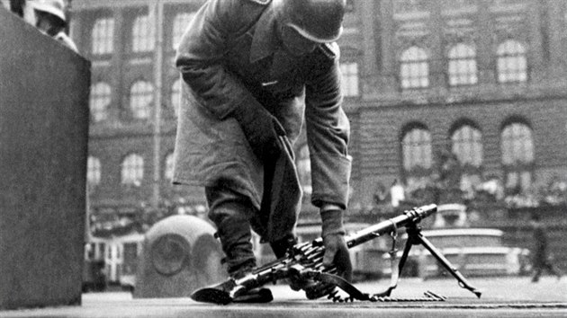 Příslušník SS staví kulomet k pomníku sv. Václava na pražském Václavském náměstí. (květen 1945)