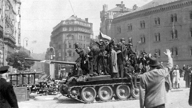Lidé na náměstí Republiky vítají jeden z osvoboditelských tanků sovětské armády v Praze. (květen 1945)