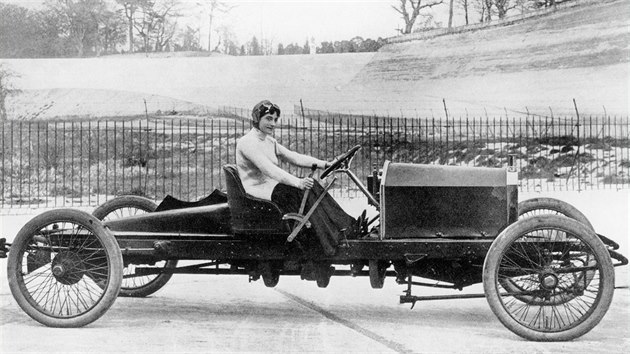 Dorothy Levittov v zvodnm voze Napier (1908)