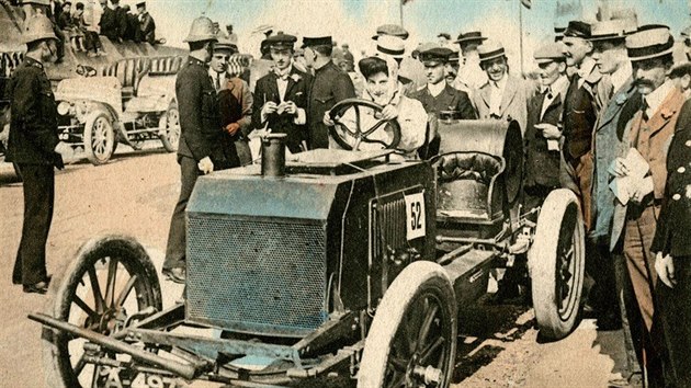 Automobilov zvodnice Dorothy Levittov ve voze 80hp Napier na zvodnm okruhu v Brightonu. (21. ervence 1905)