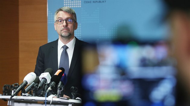Ministr vnitra v demisi Lubomír Metnar na tiskové konferenci k odvolání ředitele civilní rozvědky Jiřího Šaška. (17. května 2018)