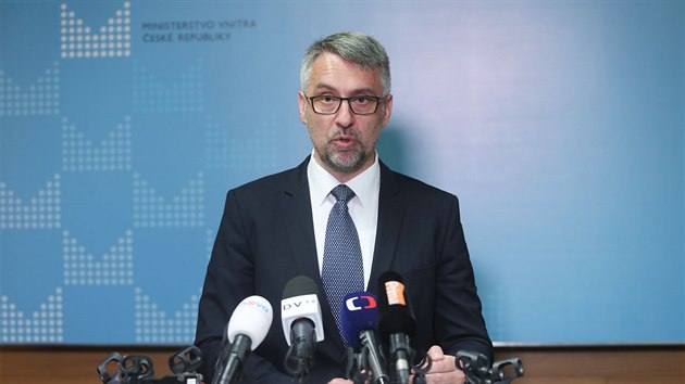 Ministr vnitra v demisi Lubomír Metnar na tiskové konferenci k odvolání ředitele civilní rozvědky Jiřího Šaška. (17. května 2018)