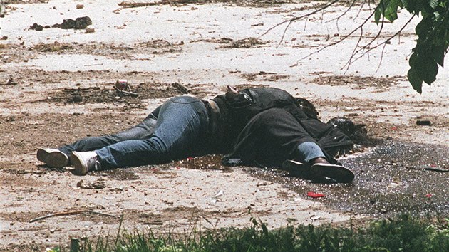 Boško Brkič a Admira Ismičová byli zastřeleni při pokusu o útěk ze Srby obleženého Sarajeva. Těla ležela týden na tzv. "území nikoho". (19. května 1993)
