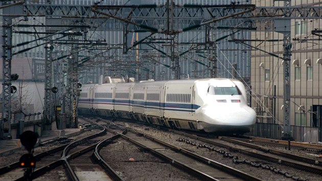 Vysokorychlostní vlak inkanzen pijídí na nádraí v Tokiu. (duben 2016)