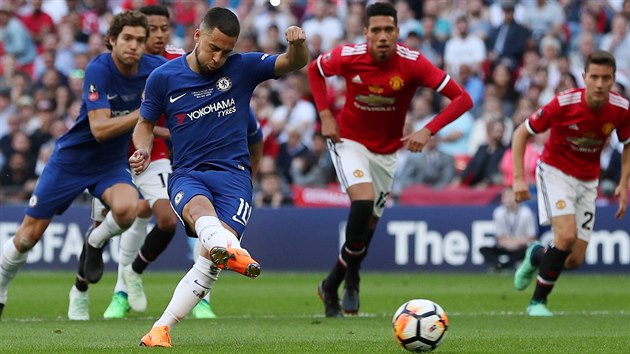 Eden Hazard z Chelsea promuje pokutov kop proti Manchesteru United ve finle Anglickho pohru.