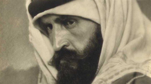 Alois Musil jako spolunelnk kmene Ruwala v roce 1914. 
Hlavnmu nelnkovi Nrmu dky svm kontaktm  zachrnil ivot, kdy ho osmansk vlda chtla v roce 1910 v Damaku popravit. 
