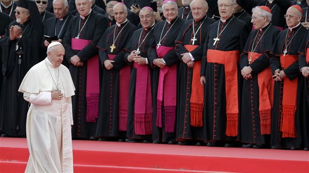Pape Frantiek prochz v m kolem kardinl a biskup