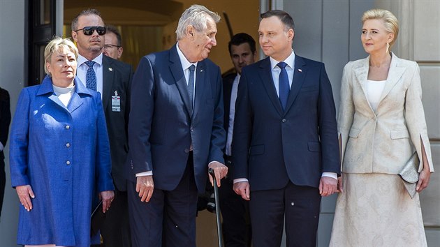 Milo Zeman s manelkou Ivanou (vlevo) po setkn s polskm prezidentem Andrzejem Dudou