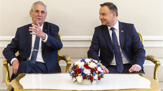 Prezident Miloš Zeman (vlevo) během setkání ve Varšavě s polským prezidentem Andrzejem Dudou.