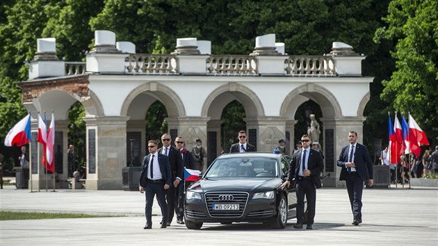 Prezident Milo Zeman odjd od hrobu Neznmho vojna ve Varav za doprovodu ochranky.