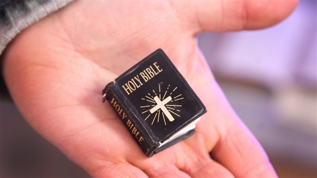 Nejmenší bible je velká jako půl palce.