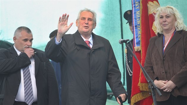 Miloš Zeman zdraví občany Jakartovic na Opavsku, vlevo člen prezidentské ochranky, vpravo starostka Helena Rašová. (15. května 2018)