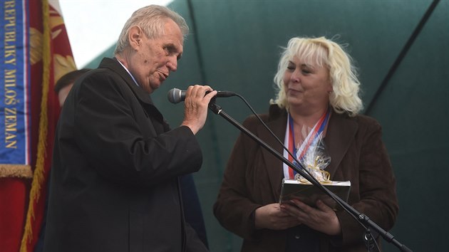 Prezident Miloš Zeman se starostkou Jakartovic na Opavsku Helenou Rašovou. (15. května 2018)