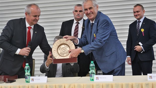 Miloš Zeman obdržel od vedení Třineckých železáren velký ozdobný talíř s logem továrny. (16. května 2018)
