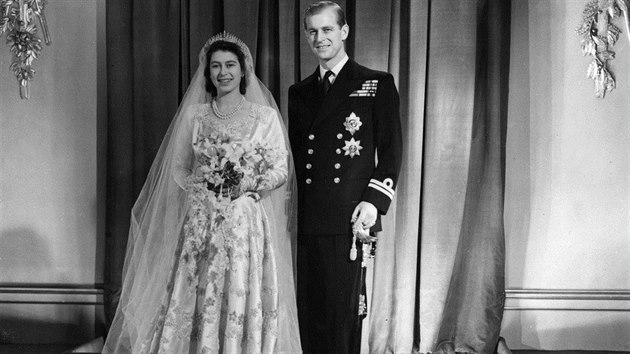Královna Alžběta II. se za svého vzdáleného bratrance Philipa vdávala 20. listopadu 1947. Její ikonické šaty byly ušity z hedvábí a vlečku zdobila paličkovaná krajka, kterou vyrobili ve slovenské obci Hodruša-Hámre. Vytvořil je dvorní královský návrhář sir Norman Hartnell.
