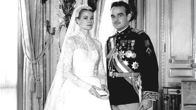 Grace Kelly a monack kne Rainier se vzali 19. dubna 1956. Nevsta mla aty od hollywoodsk kostmn vtvarnice Helen Rose. Zdoben byly vce ne sto let starou bruselskou krajkou vyvanou perlami.