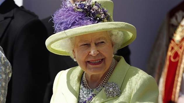 Královna Alžběta II. je známá tím, že se pestrých barev nebojí. Její Královská Výsost zazářila v modelu od Stewarta Parvina, limetkovém kabátku, pod kterým měla květované šaty. Klobouk s fialovými aplikacemi, krystaly a perlami pochází od královniny oficiální designérky Angely Kellyové a důsledně ladil s celým outfitem. Nechyběla diamantová brož.