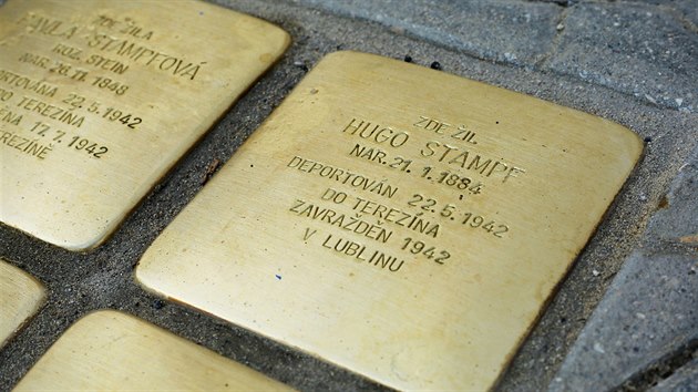 Kameny ve Vídeňské ulici. Mosazné dlažební kostky se jmény mají připomínat tragický osud židovské rodiny.