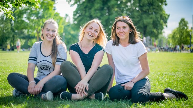 eskobudjovick studentky Kristina Hricov, Iva Zikov a Simona Fundov pomhaly jako zdravotnice v Neplu.