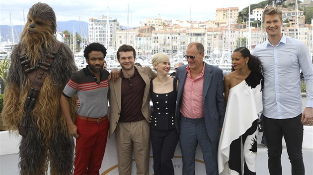 Žvejkal a herci (zleva) Donald Glover, Alden Ehrenreich, Emilia Clarkeová, Woody Harrelson, Thandie Newtonová a Joonas Suotamo představili v Cannes film Solo: Star Wars Story (15. května 2018)