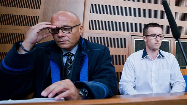 Lukáš Nečesaný (vpravo) před dalším jednáním u Krajského soud v Hradci Králové (14. května 2018)