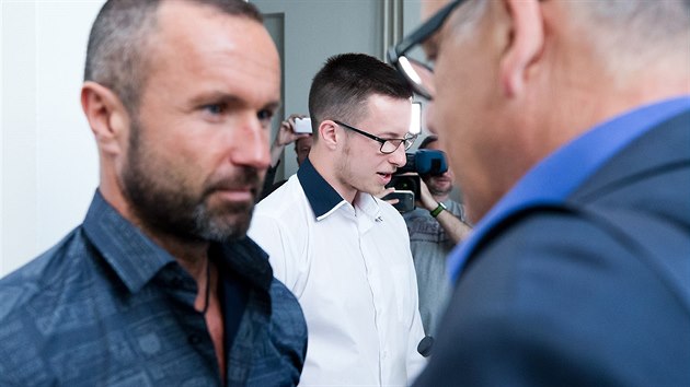 Luk Neesan (v bl koili) ped dalm jednnm u Krajskho soud v Hradci Krlov. Vlevo jeho otec Ludk Neesan (14. kvtna 2018)
