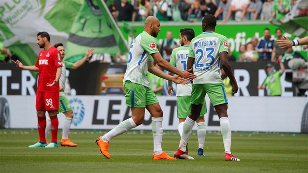 Hráči Wolfsburgu se radují z branky do sítě Kolína.