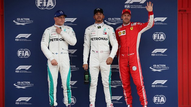Kvalifikaci na Velkou cenu Španělska opanoval Lewis Hamilton (uprostřed), Valtteri Bottas (vlevo) skončil na druhém místě, třetí místo bral Sebastian Vettel.