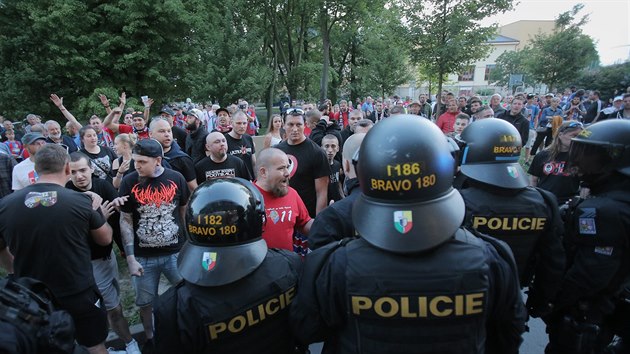 Proti protestujcm fanoukm Plzn museli zasahovat tkoodnci.