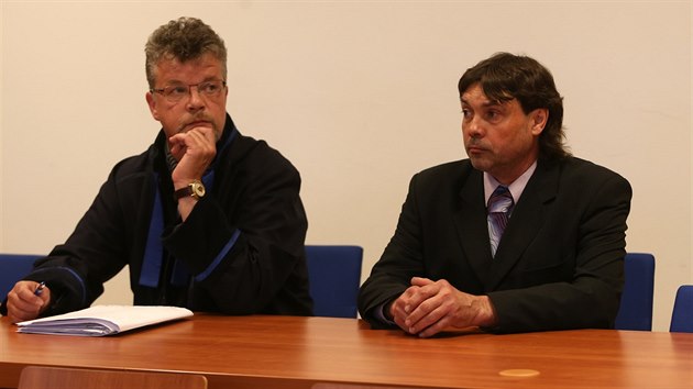 Zdenk Riegl (vpravo) dostal u Mstskho soudu v Brn ticetimsn trest vzen za to, e jako idi autobusu opil smetl auto a vn zranil enu s jejm synem.