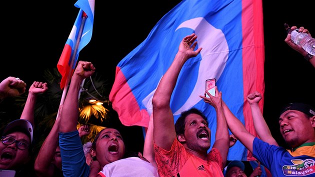 Voliči Mahathira Mohamada se radují z volebního vítězství.