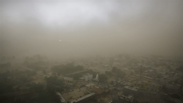 Při písečné bouři je indická vesnice Itada zakrytá silnou vrstvou prachu (13. května 2018).