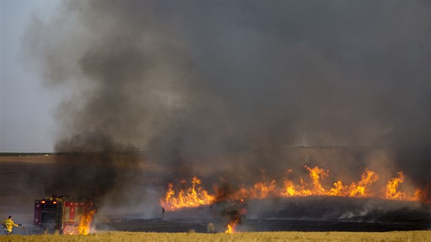 Izraelští hasiči hasí požár, který způsobil drak s kusem hořící látky (15. května 2018)