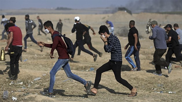 Palestint demonstranti se utkaj schovat ped slznm plynem (15. kvtna 2018).
