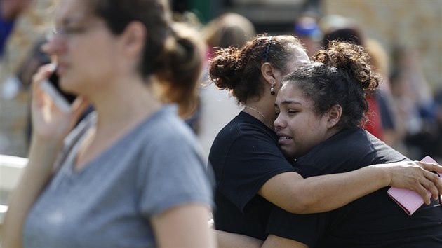 Na střední škole v Texasu se střílelo, na místě zůstalo několik mrtvých (18. května 2018).