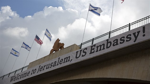 Označení na mostě, který vede k americkému velvyslanectví. (13. květen 2018)