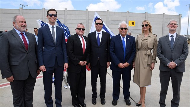 Ivanka Trumpov, americk velvyslanec v Izraeli David Friedman (tet zprava), americk ministr financ Steven Mnuchin (urposted), nmstek ministra zahrani USA John Sullivan (tet zleva), Jared Kushner (druh zleva) a izraelt pedstavitel  (13. kvten 2018)