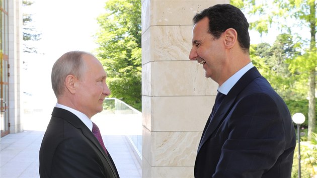 Syrsk prezident Asad se setkal v Soi se svm ruskm protjkem Putinem. (17. kvtna 2018)
