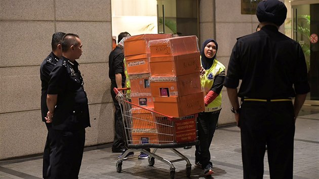 Malajsijská policie v soukromé rezidenci, kde přebýval expremiér Najib Razak, objevila a zabavila krabice se značkovými kabelkami a desítky tašek plných bankovek a šperků.  (18. května 2018)