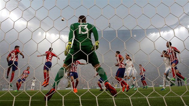 Slovinsk glman Jan Oblak z Atltika Madrid se pipravuje k zsahu ve finle Evropsk ligy proti Marseille.