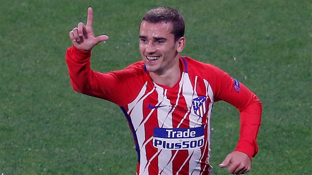 Antoine Griezmann z Atltika Madrid slav gl ve finle Evropsk ligy proti Marseille.