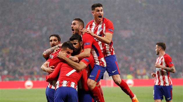 Fotbalisté Atletika Madrid se radují z gólu ve finále Evropské ligy proti Marseille.
