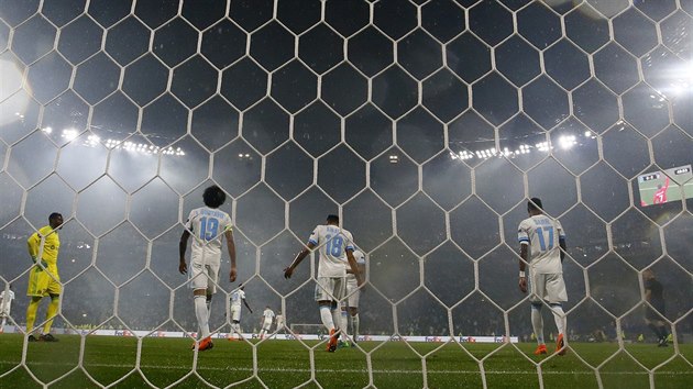 Smutní fotbalisté Marseille poté, co jim Antoine Griezmann z Atlétika Madrid ve finále Evropské ligy dal druhý gól.