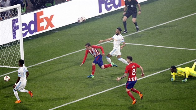 Antoine Griezmann z Atlétika Madrid střílí svůj druhý gól ve finále Evropské ligy proti Marseille.